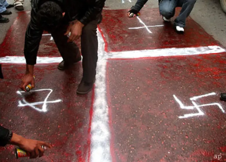 In-Hebron-verunglimpften-Palaestinenser-eine-auf-den-Boden-gemalte-daenische-Flagge-Sie-skandierten-Wir-werden-unseren-Propheten-Mohammed-erloesen-mit-unserem-Blut