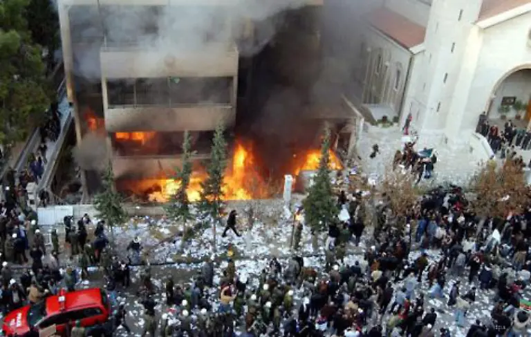 Daenemarks-Botschafter-Ole-Egbert-Mikkelsen-sagte-er-habe-die-syrischen-Behoerden-mehrmals-um-Schutz-gebeten-Dennoch-konnten-die-Demonstranten-die-Vertretung-stuermen-und-Feuer-legen-Verletzt-wurde-niemand