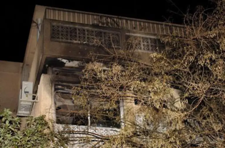 Als-die-Demonstranten-von-der-daenischen-zur-norwegischen-Botschaft-zogen-griff-die-Polizei-ein-Es-gelang-den-Demonstranten-trotzdem-das-Gebaeude-in-Brand-zu-setzen