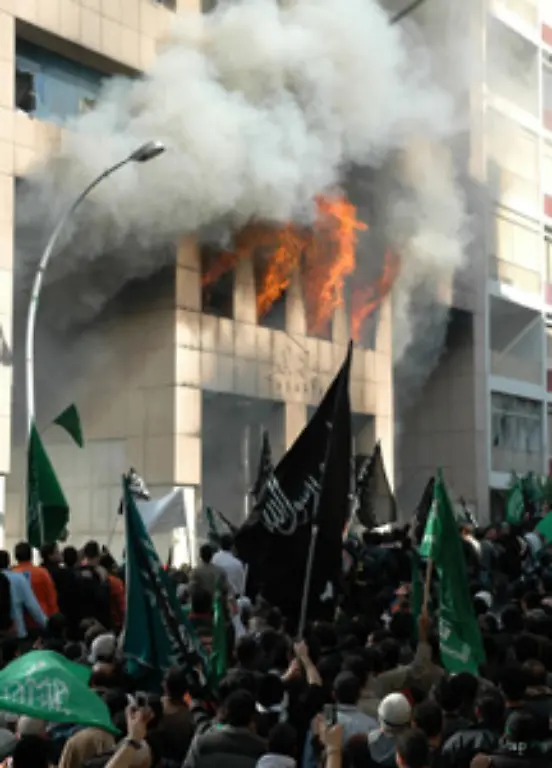 Das-Konsulat-ging-in-Flammen-auf