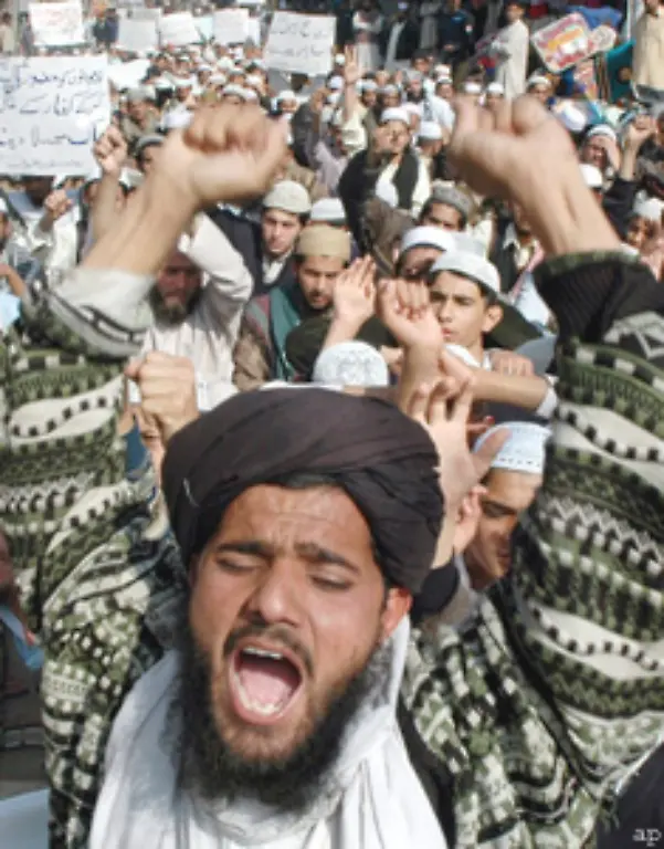 Im-pakistanischen-Lahore-protestierten-rund-500-Islam-Studenten-Ihre-Parole-war-Nieder-mit-Daenemark-Das-pakistanische-Aussenministerium-in-Islamabad-lehnt-den-Vorwand-der-Pressefreiheit-zur-Veroeffentlichung-der-Karikaturen-ab