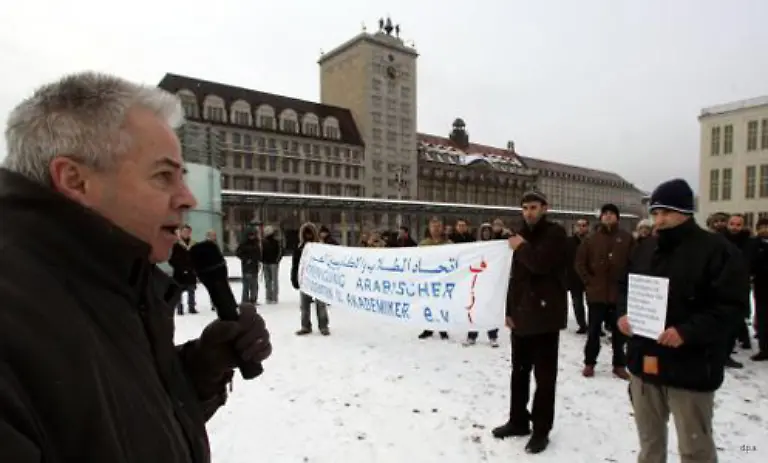 Auch-in-Deutschland-lebende-Muslime-zeigten-oeffentlich-ihre-Veraergerung-so-zum-Beispiel-in-Leipzig-Bundesaussenminister-Steinmeier-hat-an-die-Regierungen-islamischer-Staaten-appelliert-auf-den-Karikaturenstreit-maessigend-einzuwirken