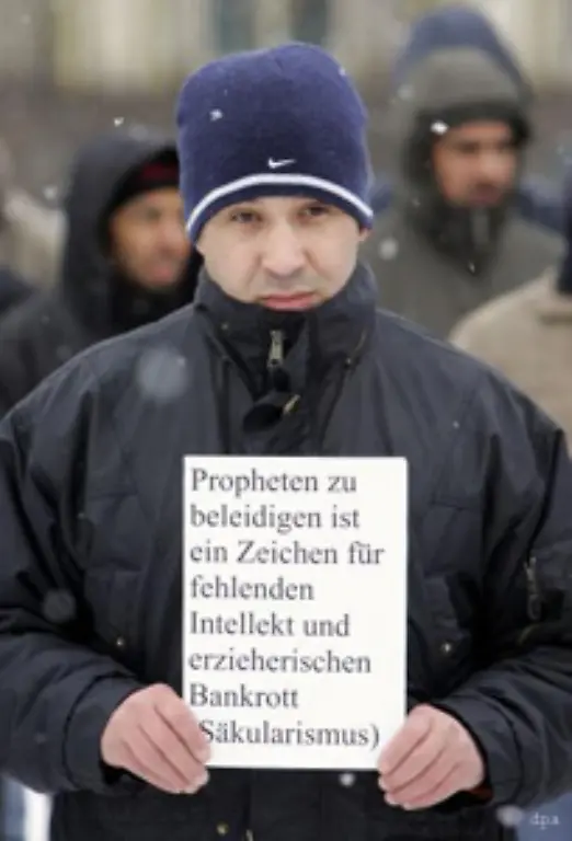 Noch-gebe-es-keinen-Kampf-der-Kulturen-aber-der-Islam-und-der-Westen-seien-weiter-vom-Dialog-entfernt-als-dies-angestrebt-und-wuenschenswert-sei-Das-deutsche-Blatt-Die-Welt-hatte-die-Bilder-aus-der-daenischen-Zeitung-nachgedruckt