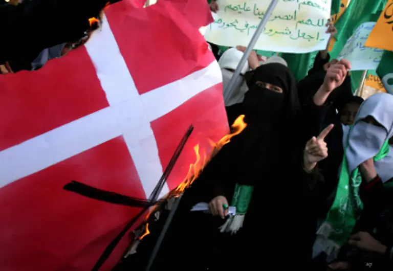 Die-arabischen-Staaten-wollen-sich-an-die-Vereinten-Nationen-wenden-damit-beleidigende-Angriffe-gegen-religioese-Ueberzeugungen-verboten-werde-Die-Informationsminister-der-arabischen-Staaten-einigten-sich-ausserdem-darauf-eine-Medienkampagne-zu-starten