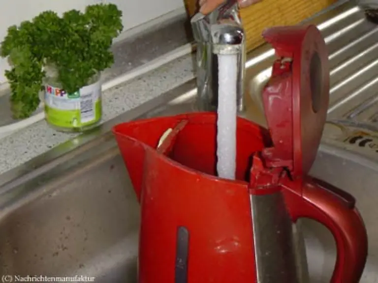 Wasser-und-Energie-kann-man-sparen-wenn-man-Aktion-38-befolgt-Fuell-deinen-Wasserkocher-nur-sparsam-Fuer-eine-Tasse-Kaffee-sind-zwei-Liter-einfach-zu-viel