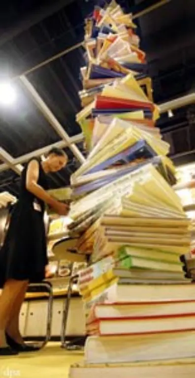 Manche-Aktionen-sind-gleich-fuer-mehrere-Dinge-gut-Nummer-25-zum-Beispiel-Recycle-deine-Buecher-heisst-nicht-nur-ab-ins-Altpapier-sondern-koennte-auch-heissen-schenke-sie-der-Stadtteilbibliothek