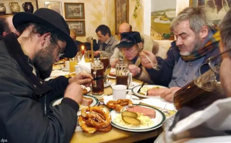 Wobei-auch-groessere-Gaben-durchaus-willkommen-sind-Aktion-22-Mach-ein-Testament-das-Gutes-tut-Auf-dem-Bild-sind-uebrigens-Obdachlose-beim-Leichenschmaus-fuer-Rudolf-Mooshammer-zu-sehen