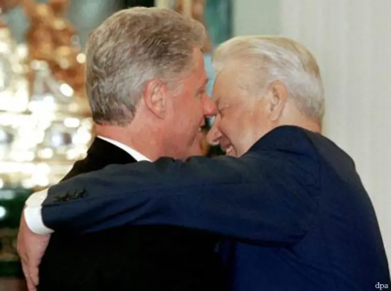 Bill-und-Boris-tun-es-und-es-tut-defintiv-gut-Aktion-41-Umarme-jemanden