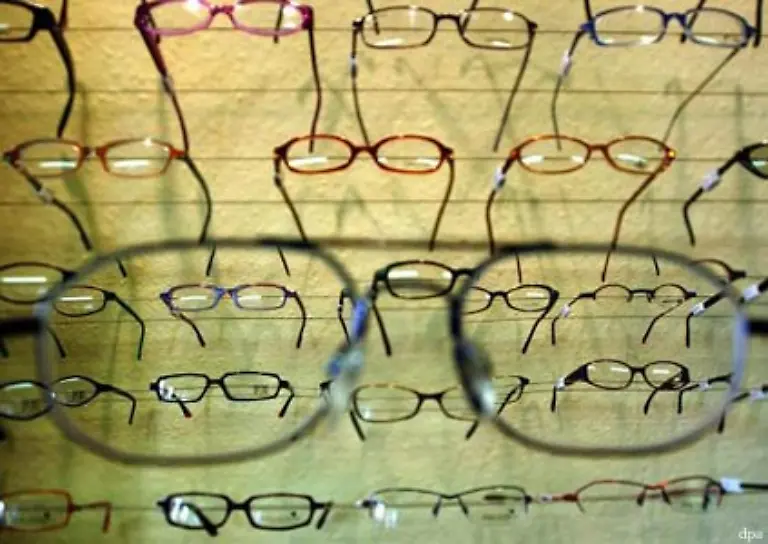 Aktion-42-Recycle-deine-Brille-heisst-nicht-ab-in-den-Restmuell-sondern-ist-die-Bitte-das-alte-Nasenfahrrad-jemandem-zu-schenken-der-es-noch-traegt-Einem-von-200-Millionen-Menschen-auf-der-Welt-die-sich-keine-Brille-leisten-koennen