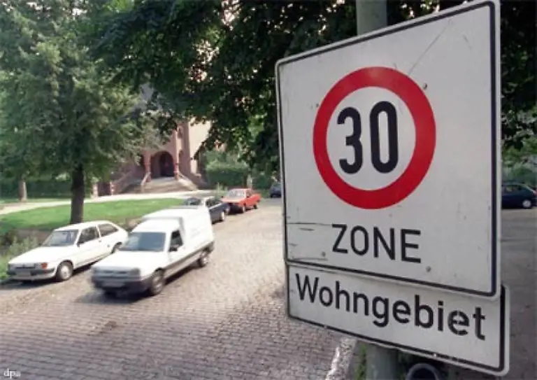Diese-Schilder-sind-keine-Empfehlung-aber-man-kann-auch-Aktion-46-daraus-machen-Fahr-30-wo-30-steht