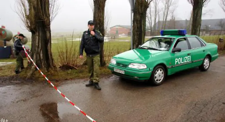 Fuer-die-vorsorgliche-Toetung-besonders-gefaehrdeter-Gefluegelbestaende-sperrt-die-Polizei-Bauernhoefe-auf-Ruegen-ab