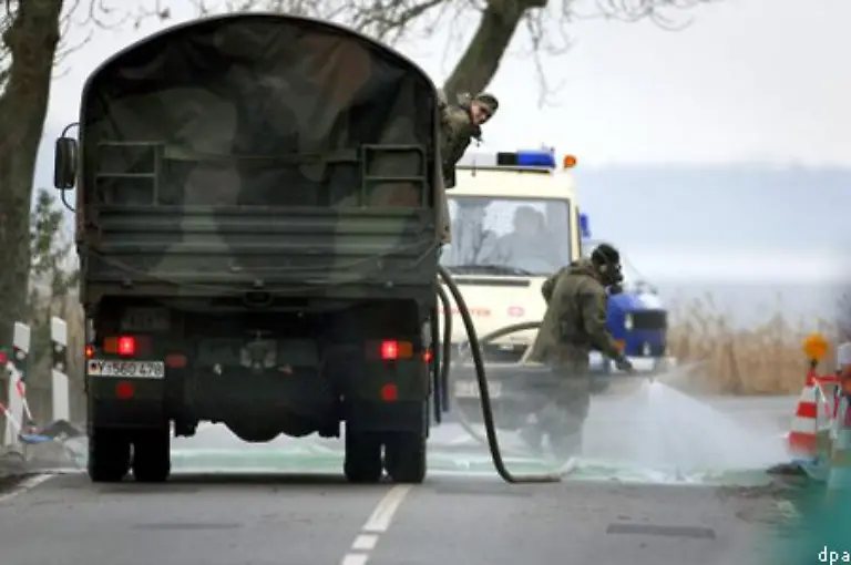 Diese-sollen-die-Ausbreitung-der-Vogelgrippe-verhindern-Die-Soldaten-desinfizieren-Autos-in-den-Anlagen