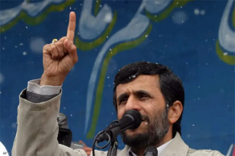 Der-iranische-Praesident-Mahmud-Ahmadineschad-nannte-bereits-unmittelbar-nach-dem-Anschlag-die-Schuldigen-Israel-und-die-USA
