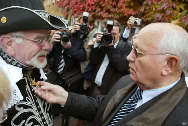 Im-Ausland-geniesst-der-Bauernsohn-wie-hier-in-Augsburg-grosses-Ansehen-Vor-allem-die-Deutschen-verbinden-mit-dem-studierten-Juristen-die-friedliche-Wiedervereinigung-Deutschlands