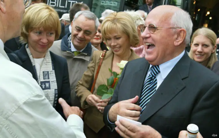 Dabei-hatte-Gorbatschow-und-das-ist-sein-eigentliches-Verdienst-die-politischen-Realitaeten-in-Europa-am-Ende-der-achtziger-Jahre-anerkannt-Unter-ihm-entliess-die-Sowjetunion-ihre-europaeischen-Satellitenstaaten-in-die-Freiheit