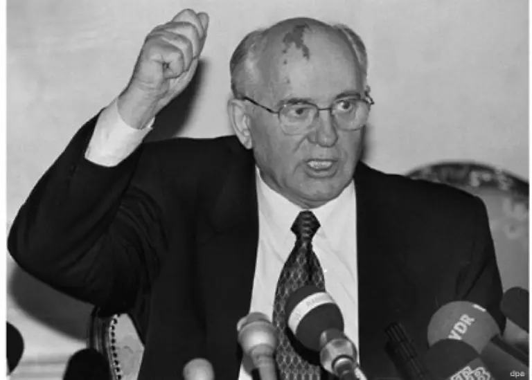 Dabei-trat-Gorbatschow-mit-einer-ganz-anderen-Zielstellung-das-Amt-des-KPdSU-Generalsekretaers-an-Die-UdSSR-war-ein-hochgeruestetes-Land-mit-maroder-Wirtschaft-Die-von-ihm-proklamierte-Perestroika-Umgestaltung-sollte-mehr-Eigeninitiative-und-Markt-in-die-voellig-erstarrte-Planwirtschaft-bringen