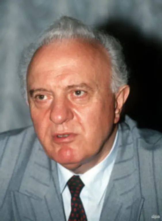 Dies-setzte-innen-sowie-aussenpolitisch-ein-voelliges-Umdenken-voraus-Gorbatschow-umgab-sich-mit-Gefolgsleuten-Der-Georgier-Eduard-Schewardnadse-loeste-den-muerrischen-Andrej-Gromyko-als-Aussenminister-ab