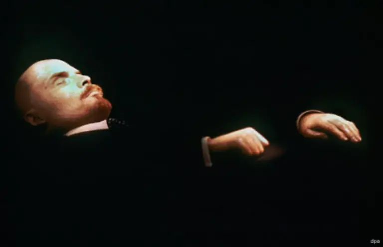 Gorbatschows-Politik-der-Oeffnung-brachte-den-Sowjetbuergern-eine-bis-dahin-unerhoerte-Freiheit-und-einen-kritischen-Blick-in-die-dunkle-Vergangenheit-des-kommunistischen-Staates-Auch-das-Wirken-von-Staatsgruender-Wladimir-Iljitsch-Lenin-blieb-dabei-nicht-ausgespart