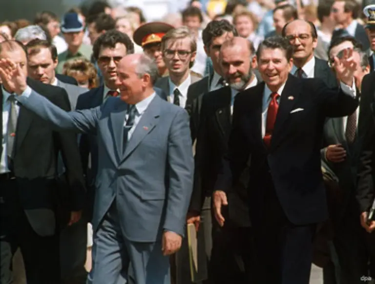 Gorbatschow-musste-Reagan-hier-bei-einem-Spaziergang-ueber-den-Roten-Platz-in-Moskau-am-30-Mai-1988-entgegen-kommen-Die-Hochruestung-stand-Gorbatschows-Plaenen-der-Perestroika-entgegen-Zur-Verbesserung-der-Beziehungen-zu-den-USA-trug-auch-der-sowjetische-Abzug-aus-Afghanistan-bei