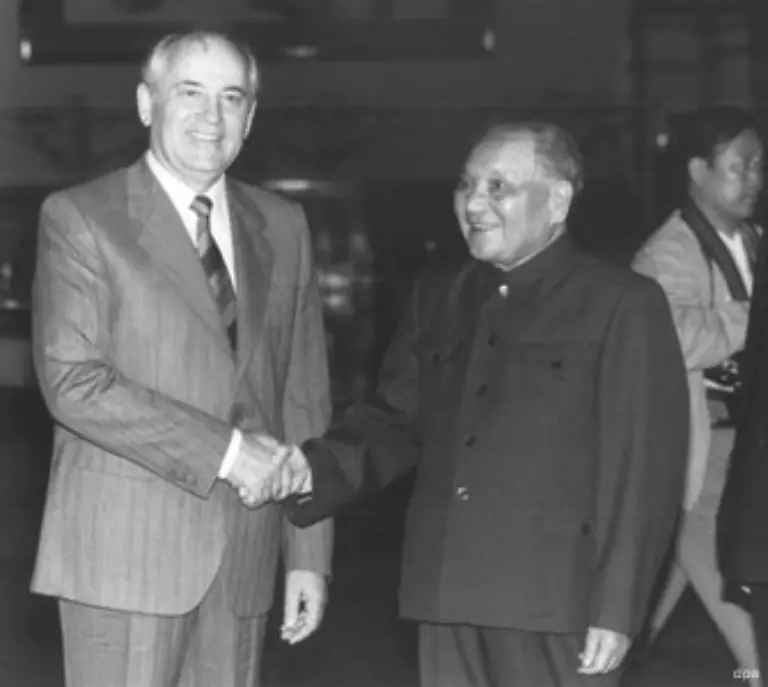Auch-die-Beziehungen-der-Sowjetunion-zum-kommunistischen-Erzfeind-China-verbesserten-sich-unter-Gorbatschow-Am-16-Mai-1989-wurde-er-in-der-Grossen-Halle-des-Volkes-in-Peking-von-Chinas-starkem-Mann-Deng-Xiaoping-empfangen