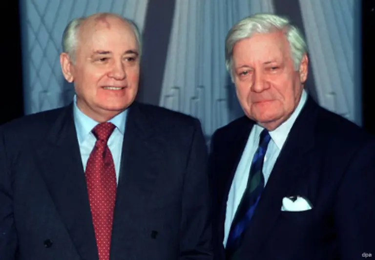 Gorbatschow-ist-im-Westen-hoffaehig-geworden-Auch-bundesdeutsche-Politiker-wie-Alt-Bundeskanzler-Helmut-Schmidt-erkannten-die-Chance-die-Gorbatschows-Politik-auch-fuer-das-geteilte-Deutschland-bot