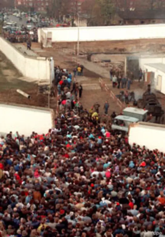 Die-Deutschen-in-der-DDR-erkannten-die-Gunst-der-Stunde-sich-von-der-SED-Herrschaft-zu-befreien-Die-1988-von-Gorbatschow-aufgegebene-Breschnew-Doktrin-erlaubte-die-Einfuehrung-der-Demokratie-in-den-sowjetischen-Satellitenstaaten-Ungarn-und-Polen-waren-dabei-die-Vorreiter