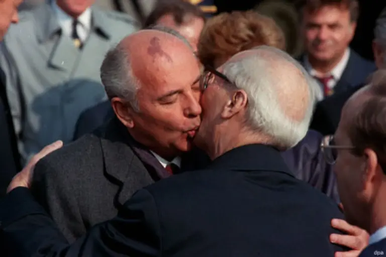 Die-SED-mit-Generalsekretaer-Erich-Honecker-an-der-Spitze-erwies-sich-als-reformunwillig-Sie-erkannte-nach-der-Flucht-tausender-DDR-Buerger-in-den-Westen-nicht-die-Zeichen-der-Zeit-Wer-zu-spaet-kommt-den-bestraft-das-Leben-hatte-Gorbatschow-die-SED-Fuehrung-im-Oktober-1989-gewarnt