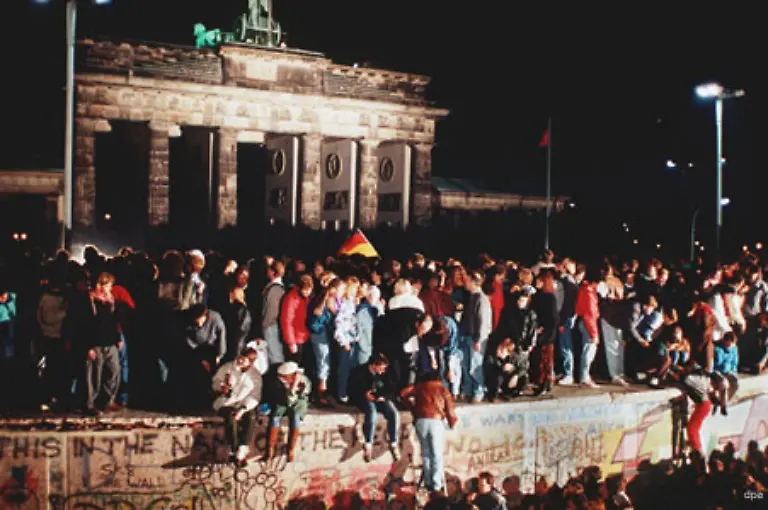 Doch-die-SED-Fuehrung-ignorierte-diese-Warnung-Am-9-November-1989-fiel-die-Berliner-Mauer-dies-war-der-Anfang-vom-Ende-der-DDR-Anders-als-am-17-Juni-1953-blieben-die-sowjetischen-Soldaten-in-den-Kasernen