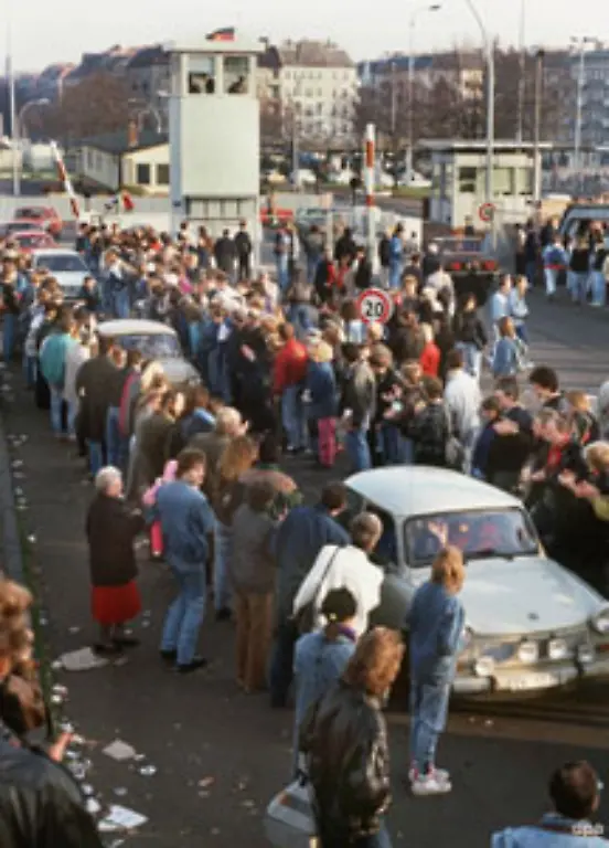 Gorbatschow-hatte-die-ueberstuerzte-Oeffnung-der-Mauer-zunaechst-scharf-kritisiert-Er-beugte-sich-aber-der-politischen-Realitaet-dabei-wohl-wissend-dass-das-von-ihm-zuvor-proklamierte-Gemeinsame-Haus-Europa-nur-ohne-eisernen-Vorhang-Wirklichkeit-werden-kann