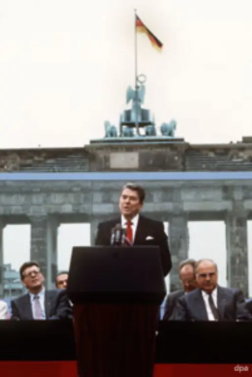 Er-erfuellte-damit-indirekt-Ronald-Reagans-Berliner-Forderung-vom-12-Juni-1987-das-Brandenburger-Tor-zu-oeffnen