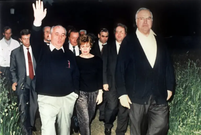 Deutschland-war-auf-dem-Weg-zur-Einheit-Gorbatschow-gab-seinen-anfaenglichen-Widerstand-dagegen-auf-Bei-einem-Treffen