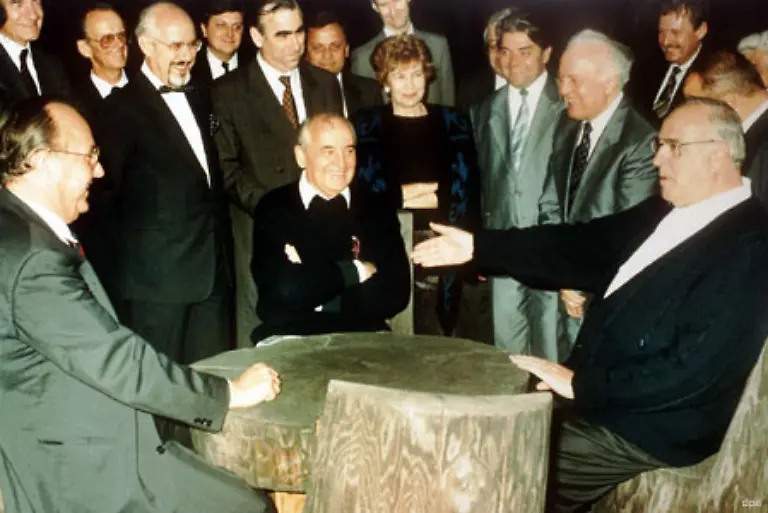 am-16-Juli-1990-in-Gorbatschows-Heimat-bekamen-Bundeskanzler-Helmut-Kohl-und-Aussenminister-Hans-Dietrich-Genscher-die-sowjetische-Zustimmung-zur-deutschen-Wiedervereinigung