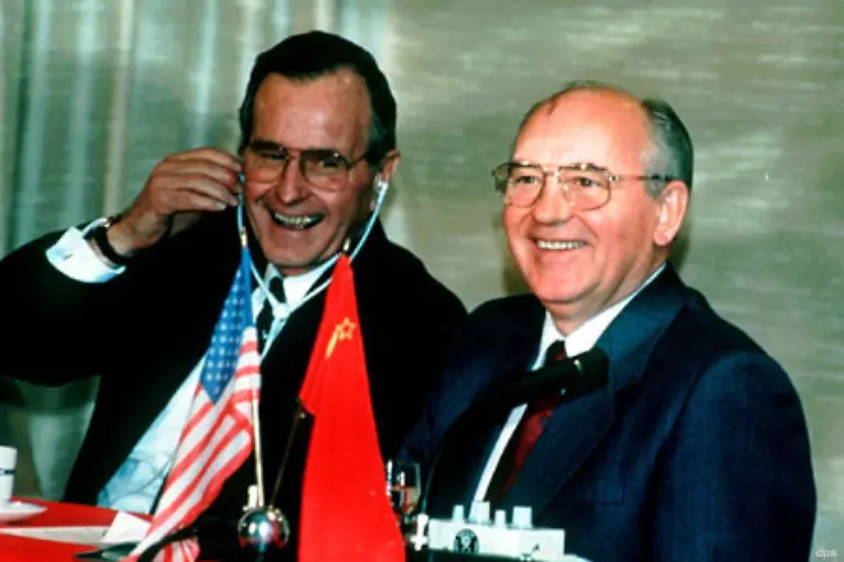 Moeglich-wurde-dies-auch-durch-das-Tauwetter-in-den-sowjetisch-amerikanischen-Beziehungen-Hier-ein-Treffen-Gorbatschows-mit-Ronald-Reagans-Nachfolger-George-Bush-am-2-Dezember-1989-auf-dem-sowjetischen-Kreuzer-Maxim-Gorki-vor-der-Mittelmeerinsel-Malta