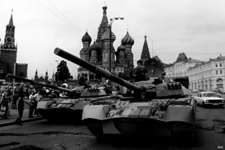 Nach-dem-Zerfall-des-Warschauer-Paktes-geriet-Gorbatschow-innenpolitisch-massiv-unter-Druck-Die-Kraefte-des-alten-Denkens-versuchten-im-August-1991-das-Rad-der-Geschichte-zurueckzudrehen-Waehrend-Gorbatschows-Urlaubsaufenthalt-auf-der-Halbinsel-Krim-wagten-sie-einen-Putsch