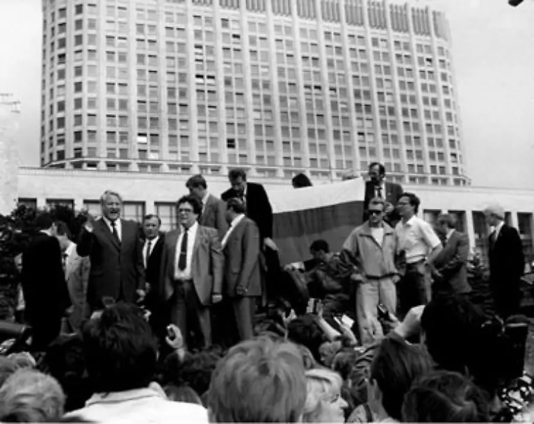 Dem-russischen-Praesidenten-Boris-Jelzin-gelang-es-jedoch-die-Putschisten-auszuschalten-und-die-Staatsgewalt-zu-uebernehmen