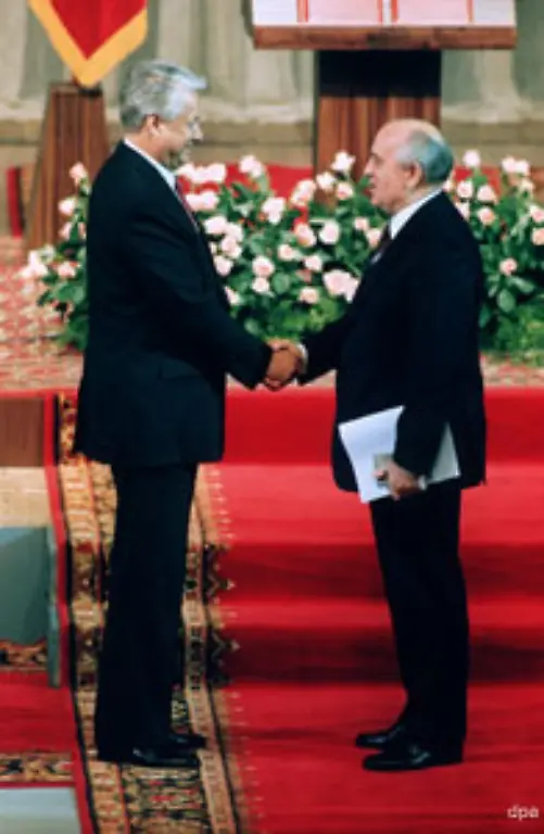 Vorbei-waren-die-Zeiten-als-die-Praesidenten-der-Sowjetrepubliken-von-Gorbatschow-in-ihr-Amt-eingefuehrt-wurden-Die-Sowjetunion-befand-sich-in-der-Aufloesung-Gorbatschows-Reformen-waren-gescheitert-Die-Wirtschaft-brach-ein-die-Republiken-begehrten-auf