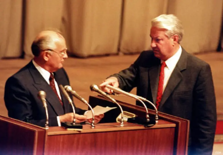 Und-Jelzin-nahm-Rache-an-Gorbatschow-Er-fuehrte-den-sowjetischen-Praesidenten-im-russischen-Parlament-regelrecht-vor-Gorbatschows-Versuch-die-UdSSR-als-eine-lose-Konfoederation-zu-retten-scheiterte