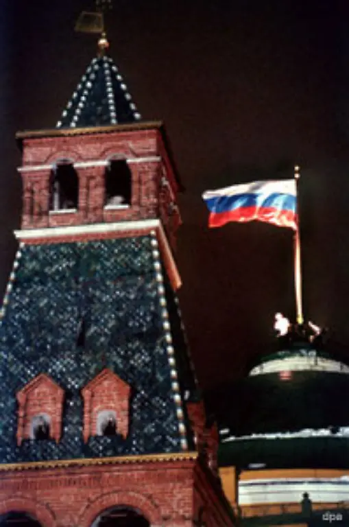 Am-31-Dezember-1991-hoerte-die-Sowjetunion-auf-zu-existieren-Ueber-dem-Kreml-weht-nun-die-russische-Fahne-Die-Sowjetunion-zerfiel-in-15-Nachfolgestaaten-wobei-Russland-die-rechtliche-Nachfolge-der-UdSSR-antrat