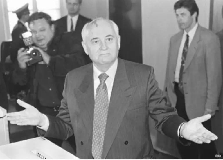 In-der-russischen-Politik-war-kein-Platz-mehr-fuer-Gorbatschow-1996-scheiterte-seine-Kandidatur-fuer-das-das-Praesidentenamt-in-Moskau-klaeglich-0-5-Prozent-Die-Russen-lehnten-Gorbatschow-als-Totengraeber-der-Sowjetunion-ab
