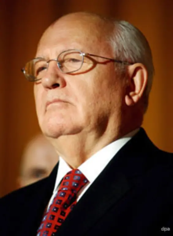 Michail-Gorbatschow-er-erhielt-1990-den-Friedensnobelpreis-gruendete-1992-eine-nach-ihm-benannte-Stiftung-und-1993-die-Umweltschutzorganisation-Internationales-Gruenes-Kreuz-Er-wurde-Mitglied-im-Club-of-Rome