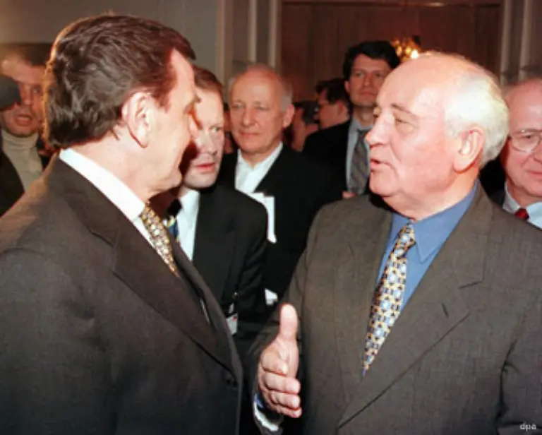 Auch-Kohls-Amtsnachfolger-Gerhard-Schroeder-liess-sich-gerne-mit-Gorbatschow-ablichten