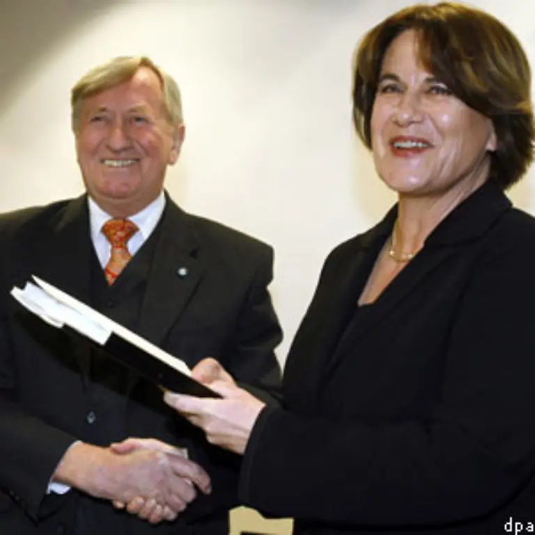 Der-Vorsitzende-des-Rates-fuer-deutsche-Rechtschreibung-Hans-Zehetmair-hat-in-Berlin-seine-Empfehlungen-zur-Ueberarbeitung-der-Rechtschreibreform-der-Praesidentin-der-Kultusministerkonferenz-KMK-Ute-Erdsiek-Rave-ueberreicht