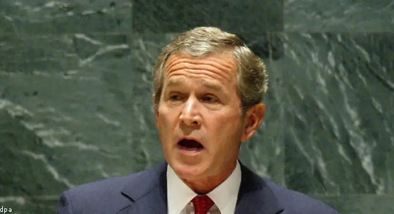 Der-Weg-in-den-Irak-Krieg-fuehrt-zunaechst-ueber-die-UN-Praesident-Bush-draengt-die-Vereinten-Nationen-den-Irak-zur-Abruestung-zu-zwingen-Anderenfalls-werde-es-einen-militaerischen-Alleingang-der-USA-geben-droht-er-am-12-September-2002