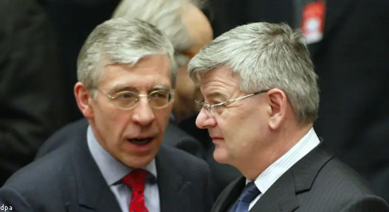 Am-selben-Tag-legt-der-britische-Aussenminister-Straw-einen-neuen-Resolutionsentwurf-vor-Der-Irak-muesse-bis-zum-17-Maerz-seine-bedingungslose-und-aktive-Kooperation-unter-Beweis-stellen-heisst-es-darin