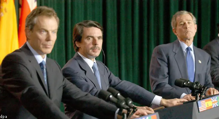 16-Maerz-2003-Azoren-Gipfel-von-Bush-Blair-und-dem-damaligen-spanischen-Regierungschef-Aznar-Bush-fordert-vom-UN-Sicherheitsrat-bis-zum-morgigen-Tag-ueber-eine-Irak-Resolution-zu-entscheiden-Frankreich-und-Russland-kuendigen-ihr-Veto-an