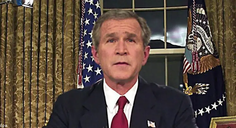 Am-19-Maerz-2003-in-Deutschland-ist-es-2-00-Uhr-morgens-kuendigt-US-Praesident-Bush-in-einer-Fernsehansprache-den-Beginn-der-Operation-Iraqi-Freedom-an