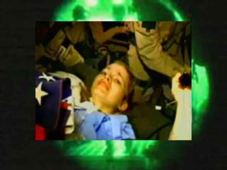 2-April-2003-US-Soldaten-stuermen-ein-irakisches-Krankenhaus-in-dem-die-Soldatin-Jessica-Lynch-liegt-Spaeter-kommt-heraus-Die-spektakulaere-Befreiung-ist-nur-eine-Inszenierung-Lynch-wird-zur-Heldin-des-Krieges-aufgebauscht