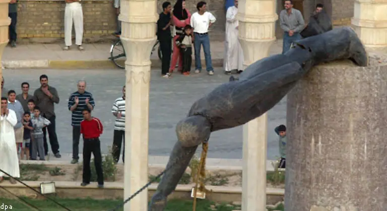Unter-dem-Jubel-von-Irakern-stuerzen-US-Soldaten-eine-Statue-von-Saddam-Hussein-Die-Aktion-die-vor-dem-Hotel-Palestine-stattfindet-wird-live-in-alle-Welt-uebertragen