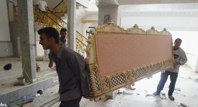 In-diesen-Tagen-beginnen-die-Pluenderungen-Palaeste-von-Saddam-Hussein-Regierungsgebaeude-die-deutsche-Botschaft-aber-auch-Kliniken-und-Museen-werden-gepluendert-Unschaetzbare-kulturhistorische-Zeugnisse-verschwinden-oder-werden-zerstoert-US-Soldaten-greifen-nicht-ein