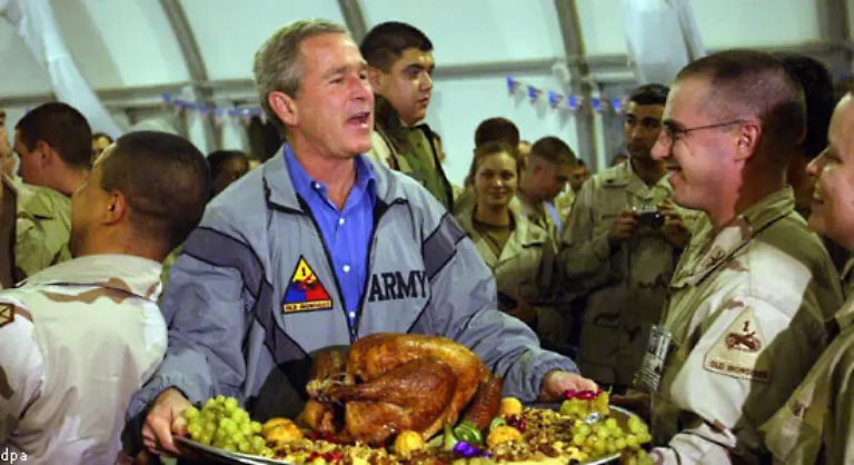 27-November-2003-Zu-Thanksgiving-besucht-Praesident-Bush-die-US-Truppen-in-Bagdad-Spaeter-heisst-es-der-von-ihm-praesentierte-Truthahn-sei-aus-Gummi-gewesen